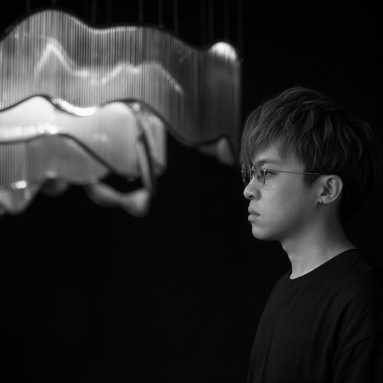 In profile before a rippled glass ribbon composition